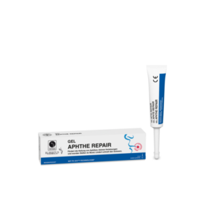 Tube mit Gel zur Behandlung von Aphten und Mundverletzungen, verpackt in einem weißen Karton mit blauen Akzenten.