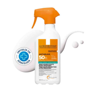 Sonnencreme in einer weißen Sprühflasche mit orangefarbenem Sprühkopf, hoher Lichtschutzfaktor 50+, dermatologisch empfohlen.