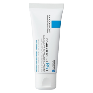 Weißer Tubenbehälter mit blauer und schwarzer Schrift, beschreibt einen beruhigenden Balsam von La Roche-Posay.