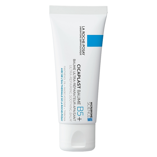 Weißer Tubenbehälter mit blauer und schwarzer Schrift, beschreibt einen beruhigenden Balsam von La Roche-Posay.