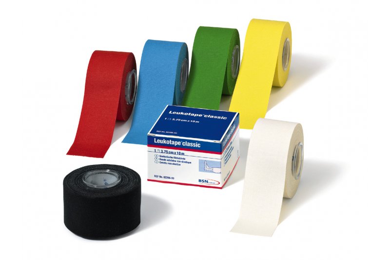 Leukotapeclassic.jpg Verschiedene Rollen von Leukotape in den Farben Rot, Blau, Grün, Gelb und Weiß, daneben eine Verpackung mit Produktinformationen.